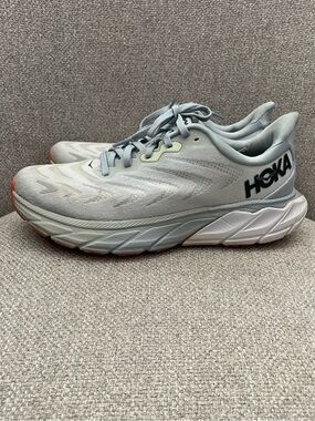 HOKA- women size 8, One One Arahi,